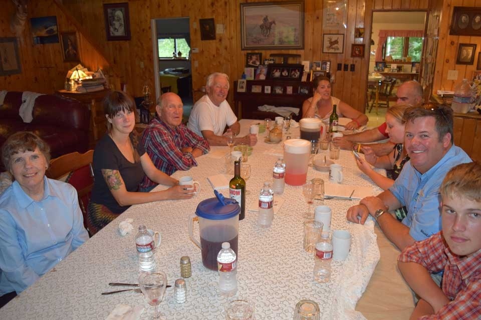 family-dining-experience-guest-ranch-wyoming